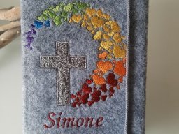 Kreuz mit Herzen Regenbogen